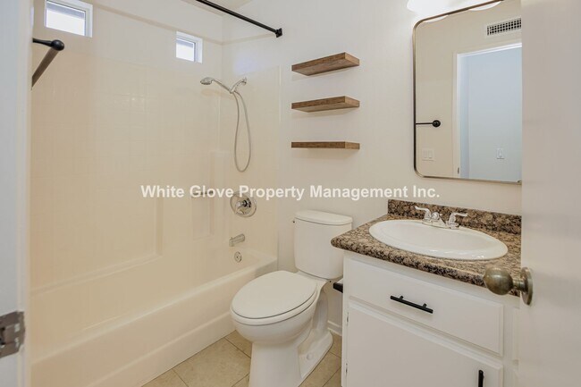 Building Photo - Stylish 2 Bed, 2 Bath End-Unit Condo in Mi...