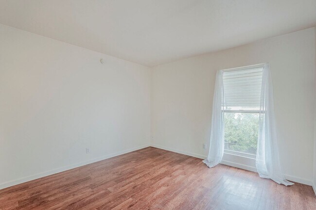 Building Photo - 3 Bed 2.5 Bath Pet-Friendly Retreat by The...