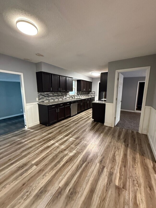 Building Photo - 4 bedroom/2 bath house