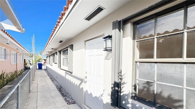 Building Photo - 2617 SW 32nd Ct