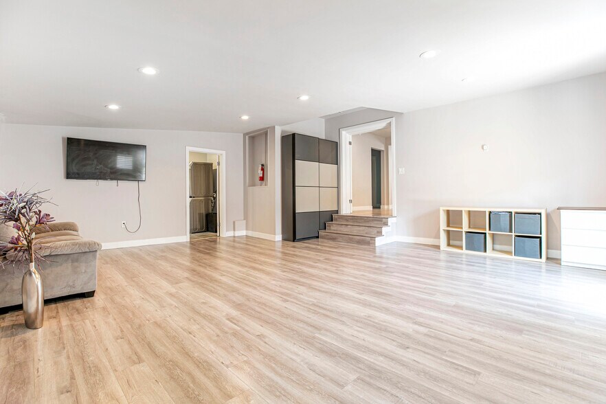 Building Photo - 1527 N Screenland Dr
