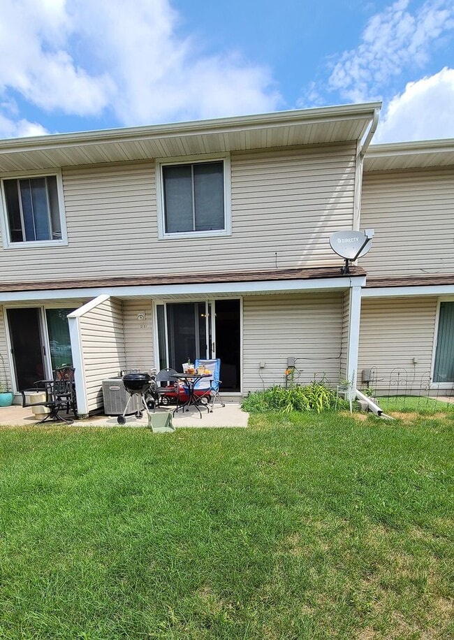 Building Photo - 2 Br/1.5 Ba TH w/Open Floor Plan, Attached...