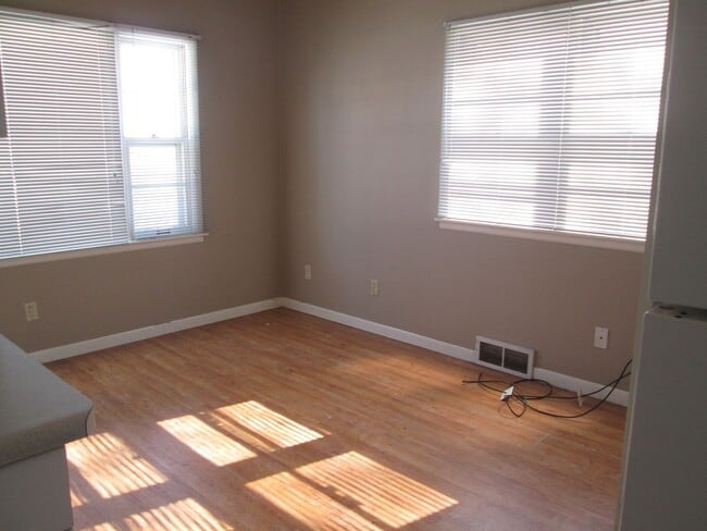 Building Photo - 2BR 2bath home close to downtown Iowa City, available August 1, 2023!
