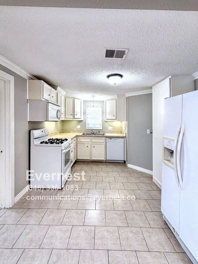 Building Photo - 3-Bedroom, 2-Bath Home with Pool and Conve...