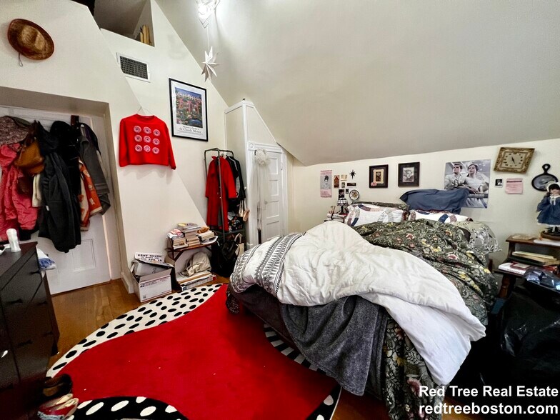 Building Photo - 1678 Beacon St