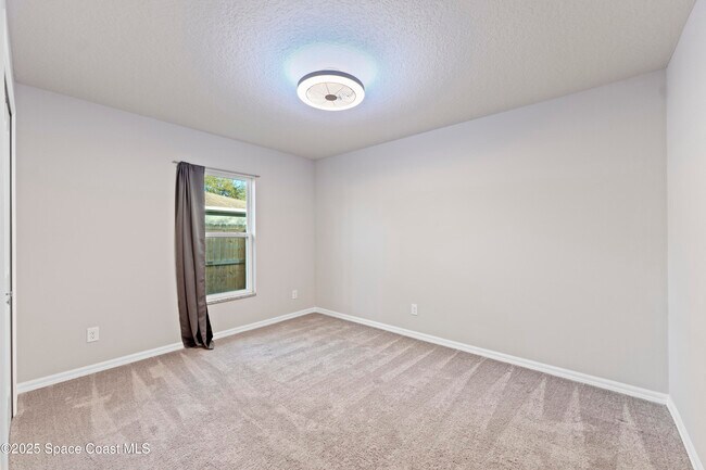 Building Photo - 565 Rembrandt St SE