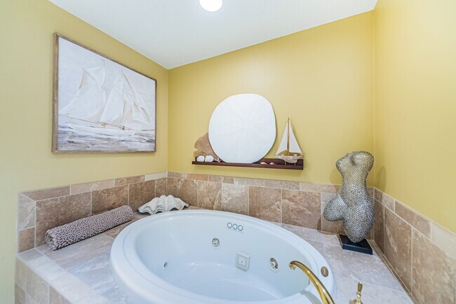 Building Photo - 521 Mandalay Ave