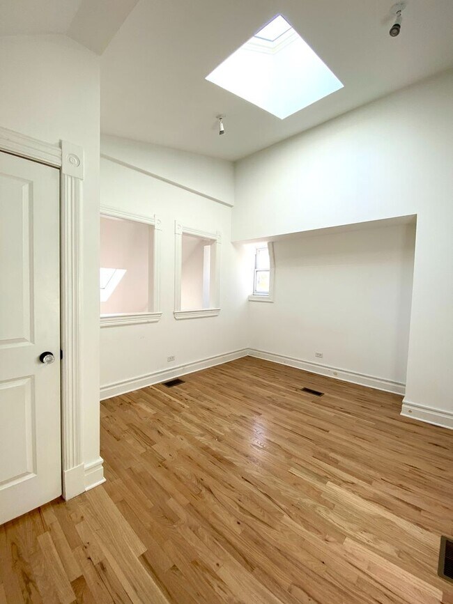 Building Photo - Pilsen 1248