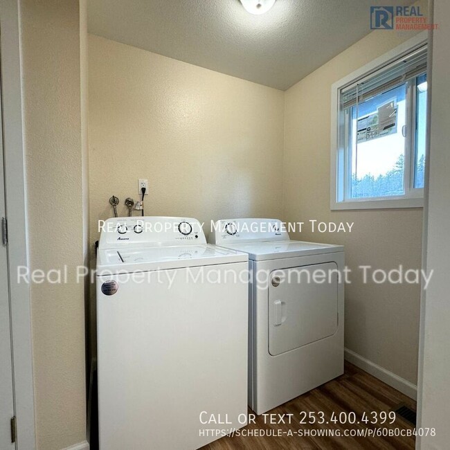 Building Photo - Charming and Updated 3 bed, 1.5 Bath Duple...