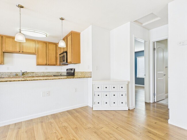 Building Photo - Upstairs One Bedroom Condo now available at Kimberly Place.