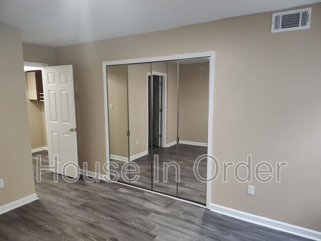 Building Photo - 301 Abbey Cir