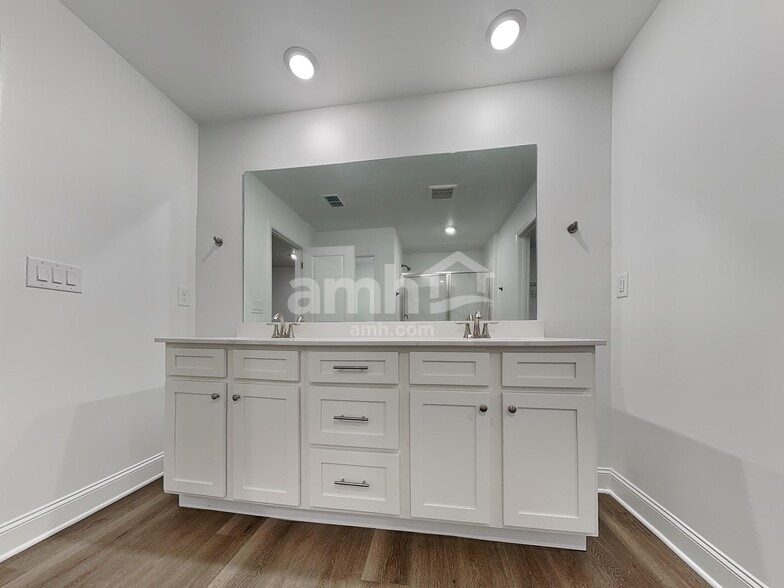 Building Photo - 930 Carnelian Ln