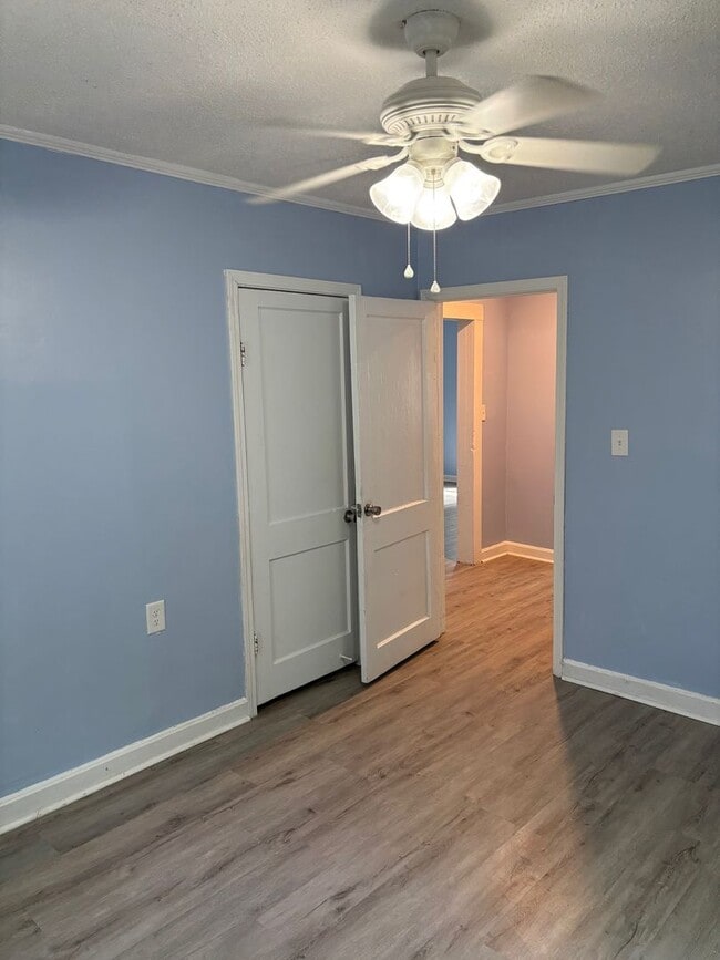 Building Photo - 2 BED 1 BATH HOME