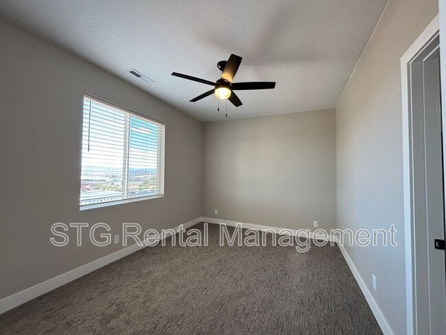 Building Photo - 840 Twin Lakes Dr