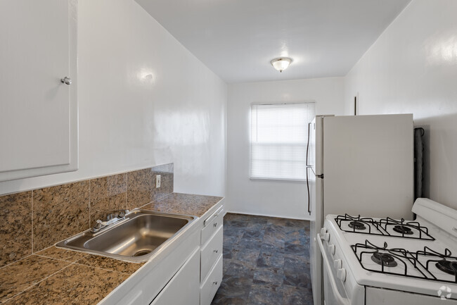 0BR, 1BA - 600 SF - 6755-6773 Yucca Street