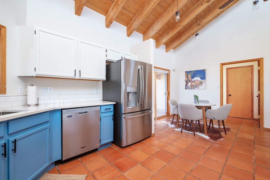 Building Photo - 6 Fonda Way