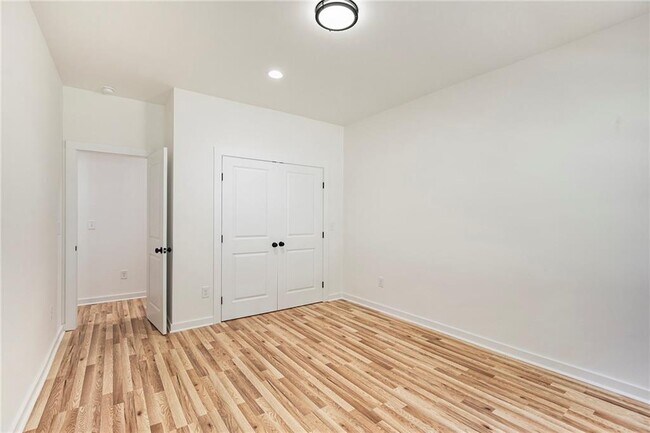 Building Photo - 3220 Sweetbriar Dr