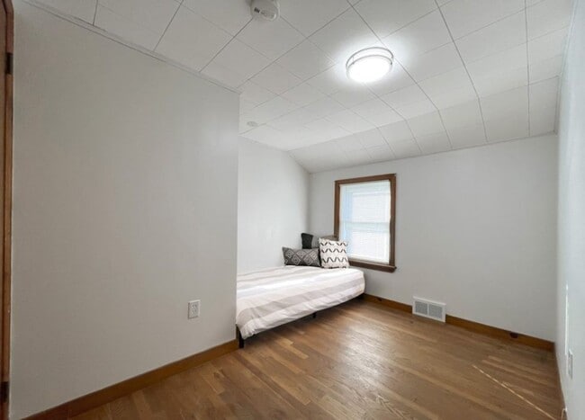 Building Photo - Crestmont Avenue Townhome with Sublevel Su...