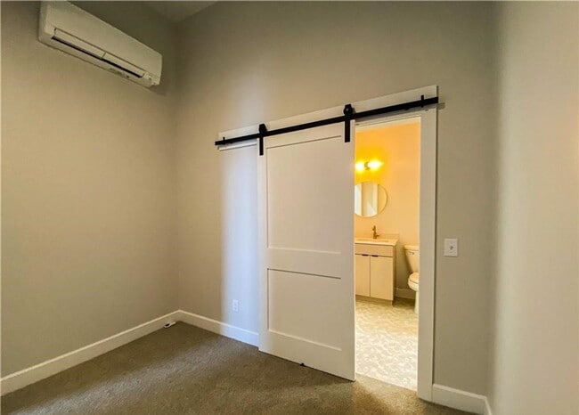 Building Photo - One Bedroom Apartment