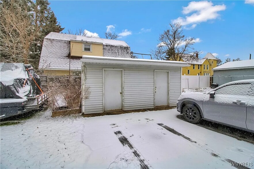 Building Photo - 158 Christiana St
