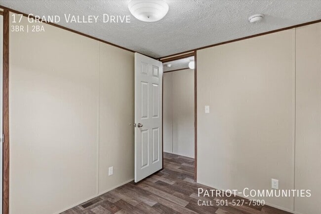 Building Photo - 17 Grand Valley Dr