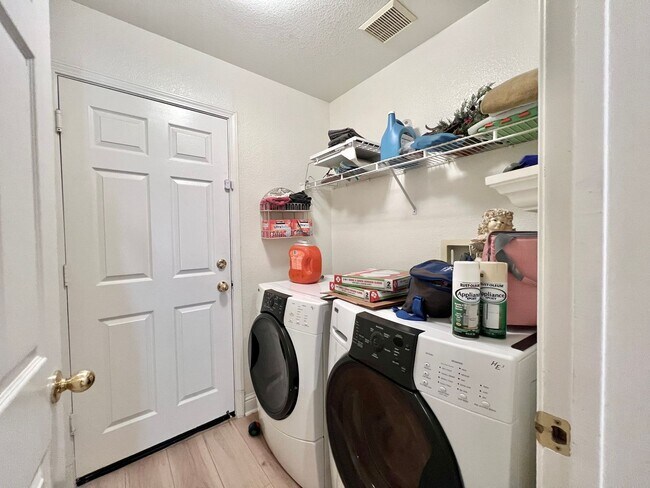 Building Photo - 3-Bedroom Home in a Prime Location!