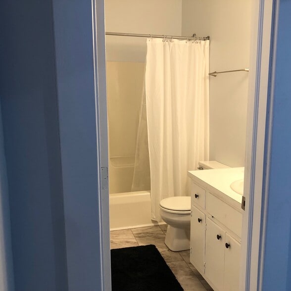 Building Photo - 400 Elizabeth St