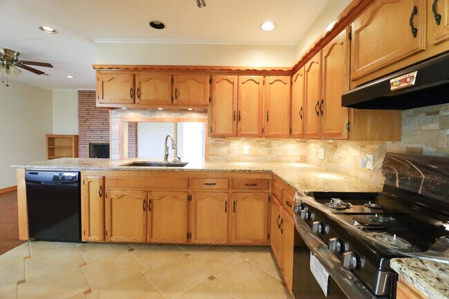 Building Photo - 3 Bed Mid-Town Beaut! Available for Immedi...