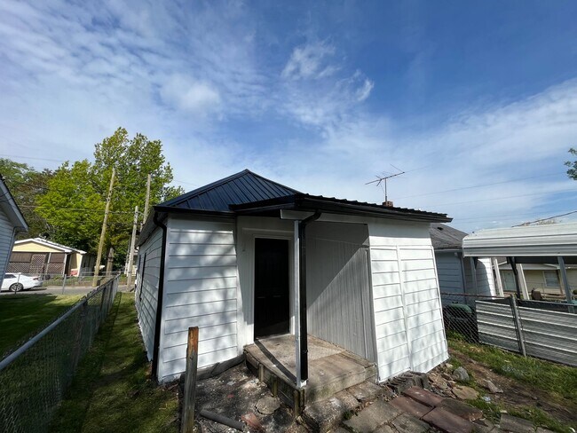 Building Photo - Quaint 2 Bedroom in Shelbyville!