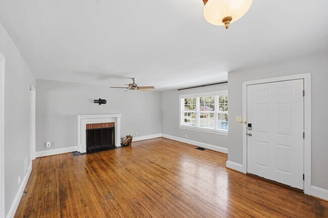 Building Photo - Charming 2BR Home with Modern Updates in Prime Charlotte Location