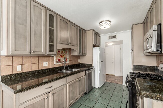 Building Photo - Phoenix apartment in ideal location!