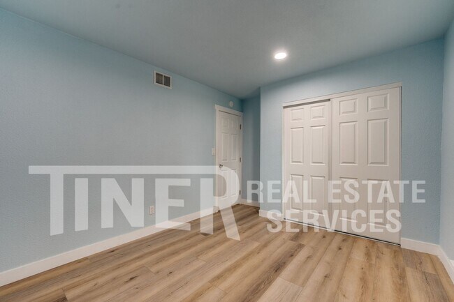 Building Photo - 324 Bridge Pl