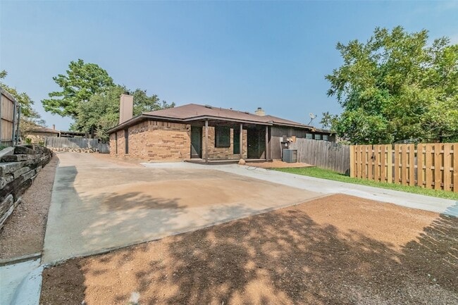 Building Photo - 2312 Shady Turf Dr