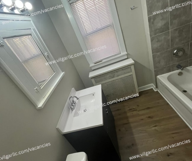 Building Photo - 3 large bedrooms, 1 full bath home in Gary...