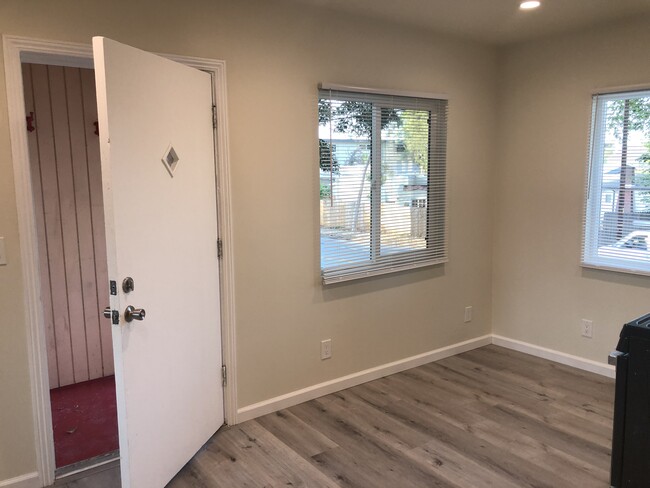 Building Photo - 907 El Camino Real