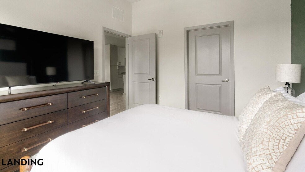 Building Photo - 7311 Baymeadows Way