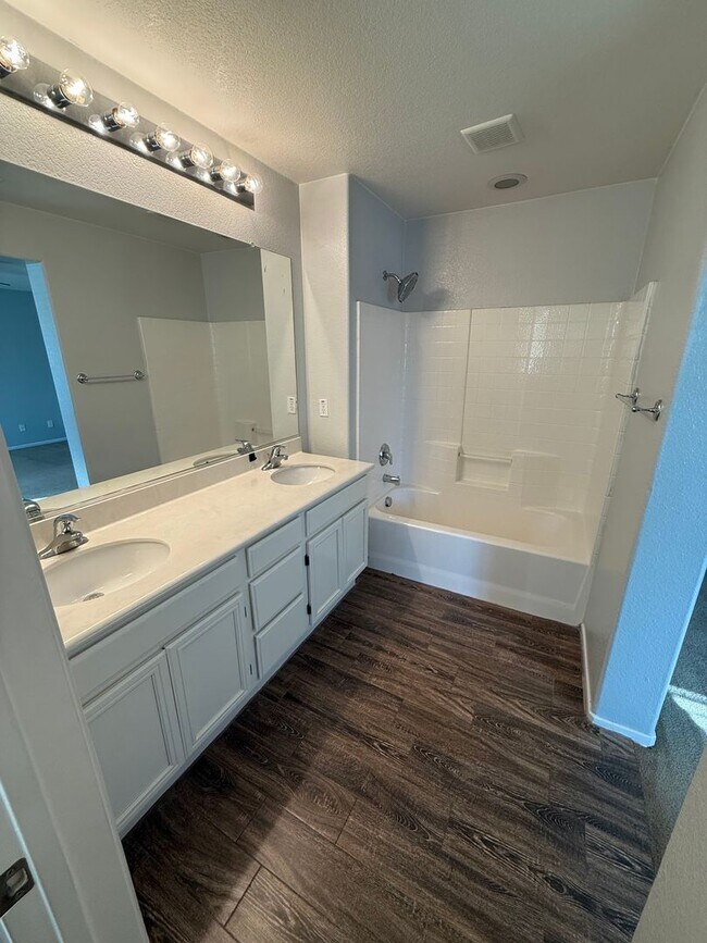 Building Photo - Move-In Ready 2BR / 2.5BA Condo for Rent – Villas Serena