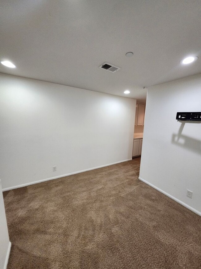 Building Photo - Beautiful two-story townhouse in Fontana G...