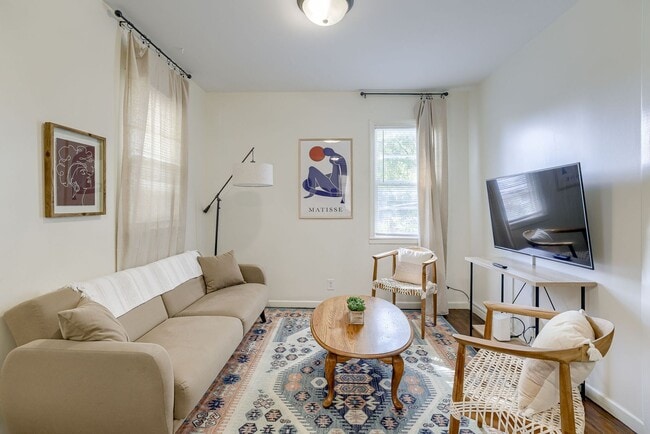 Building Photo - Charming 2 Bedroom with Fenced Yard & Parking Near Old Market!