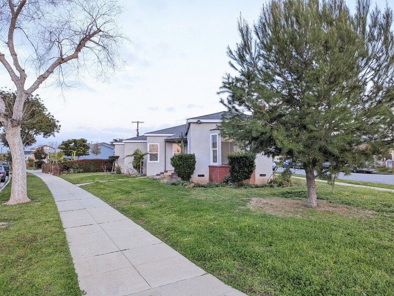 Building Photo - 1835 W Colegrove Ave