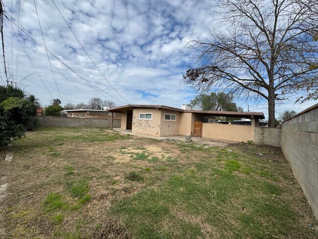 Building Photo - 2654 E Saginaw Way