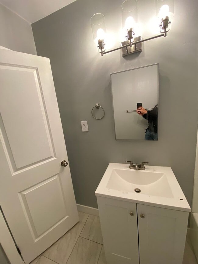 Building Photo - Follow the yellow brick to this Remodeled 2 BD 1 BA House in NE Bakersfield