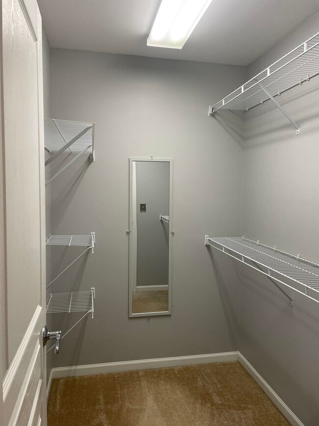 Building Photo - 615 Hawley Dr