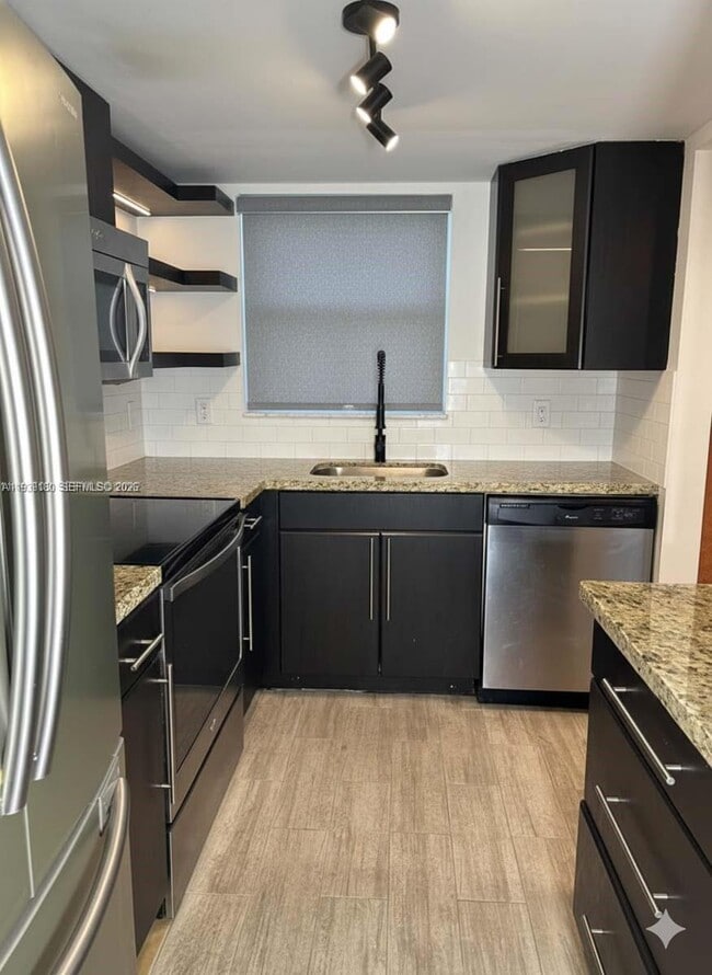 Building Photo - 1630 Embassy Dr