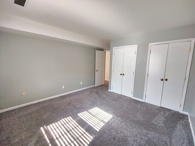 Building Photo - *Updated 1BD/1BA Condo Available in Scott ...