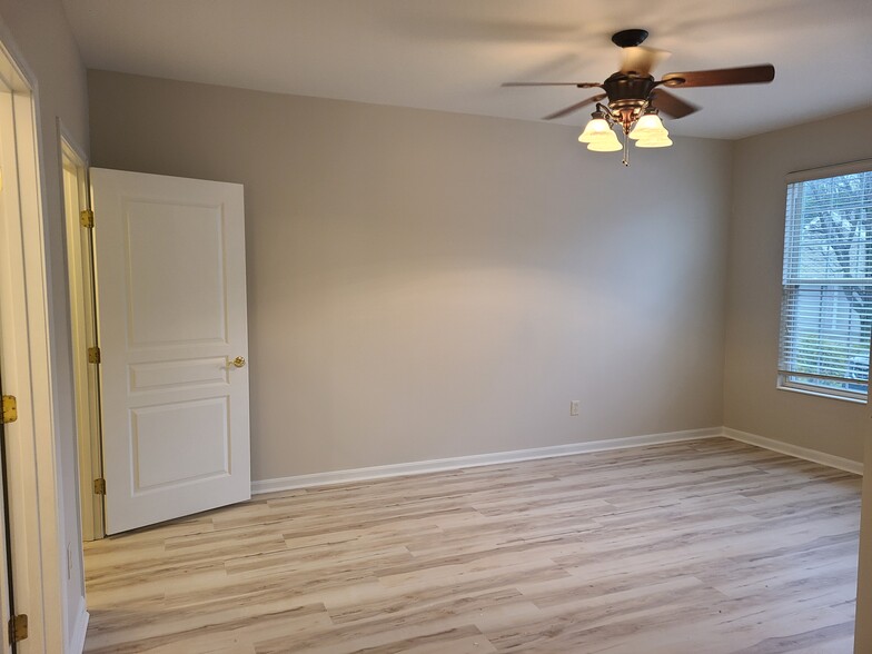 master bedroom - 295 Skyview Ct