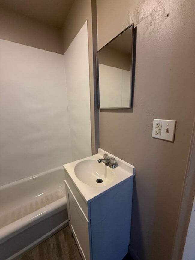 Building Photo - House for Rent 3 BR / 1 BA