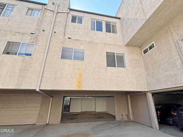 Building Photo - 330 California St