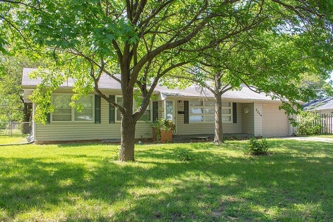 Building Photo - 2309 Highland Dr