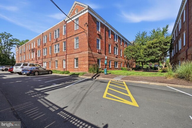 Building Photo - 906 S Washington St